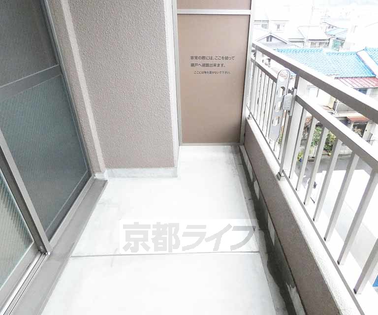 【京都市伏見区深草野田町のマンションのバルコニー】