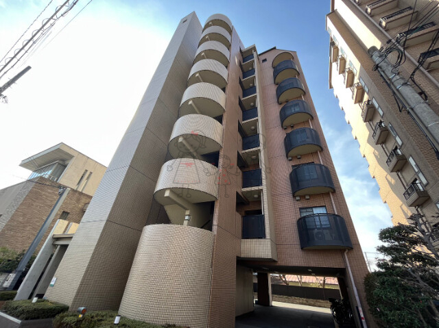 大阪市東住吉区北田辺のマンションの建物外観