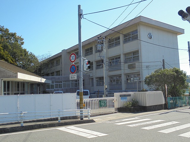 【高知市一宮中町のマンションの小学校】