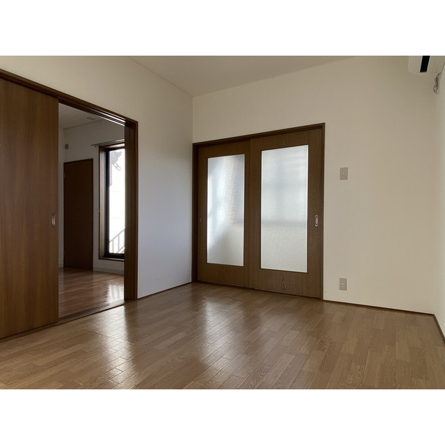 居室・リビング　バルコニー側洋室