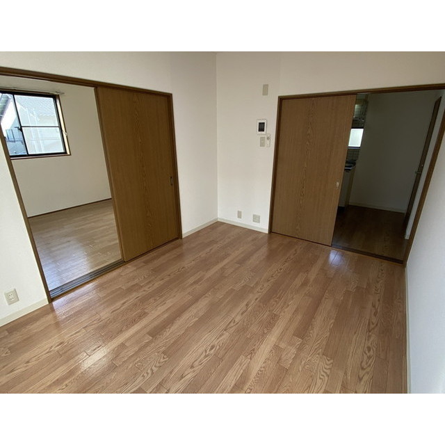 居室・リビング　バルコニー側洋室