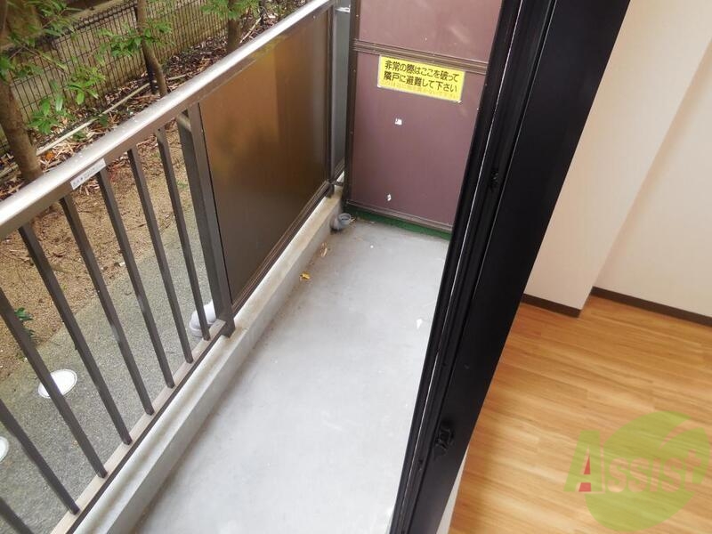 バルコニー　バルコニー外側には竹林が