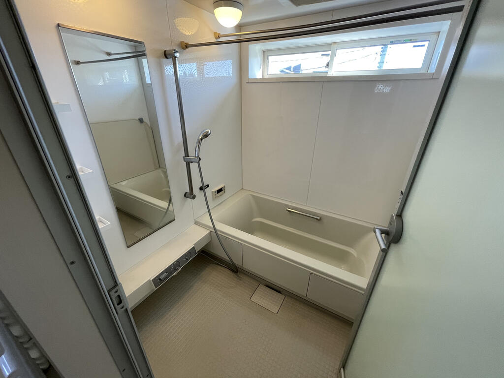 バス・シャワールーム　窓もあり換気できます