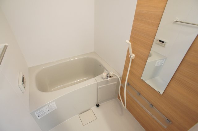 バス・シャワールーム　落ち着いた空間のお風呂です