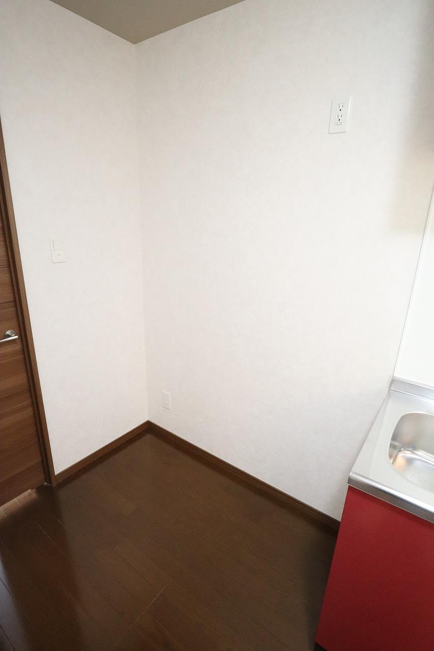 その他　キッチン横の広々としたスペースには冷蔵庫以外にも収納棚等が置