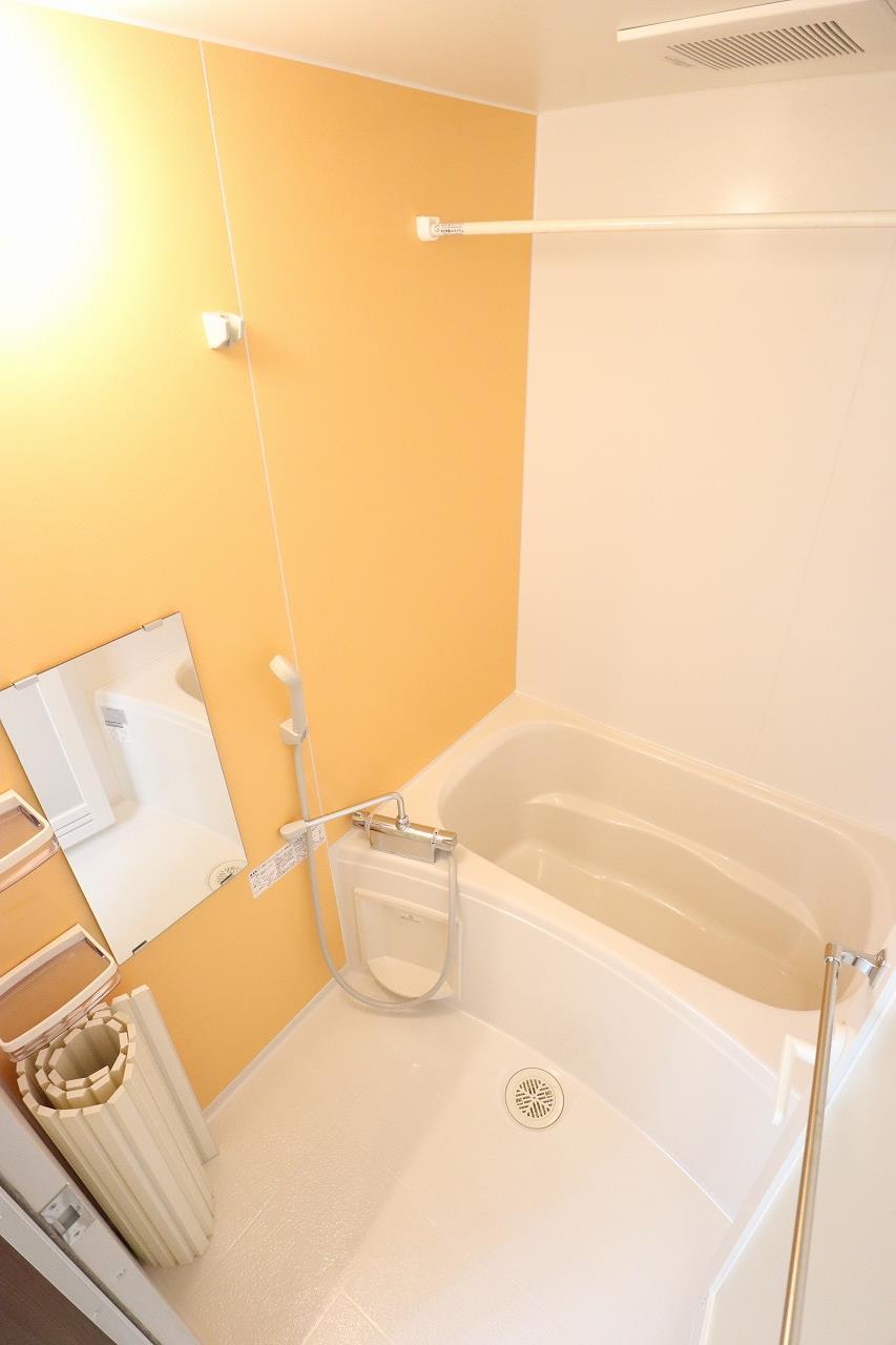 バス・シャワールーム　明るい色調のバスルームです♪