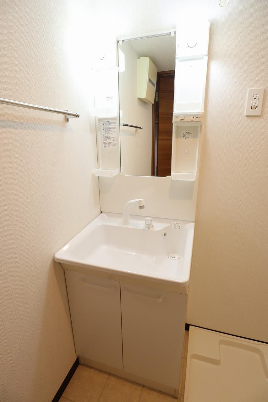 洗面設備　洗髪洗面化粧台で朝の身支度に便利です。