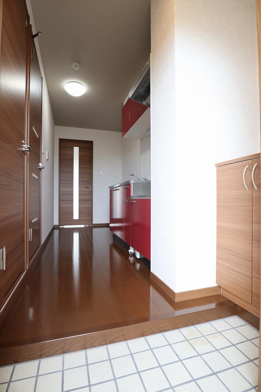 その他　玄関から見た様子です。