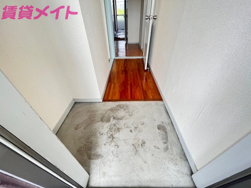 玄関　同物件別部屋写真