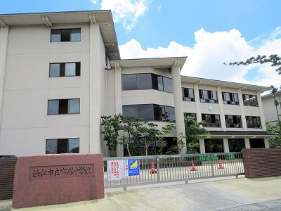 中学校　富塚中学校（中学校）まで869m