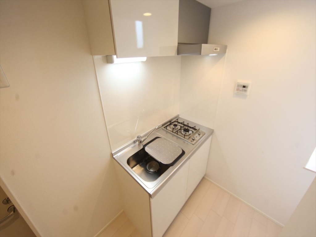 キッチン　システムキッチン（ガス2口コンロ付）同型写真