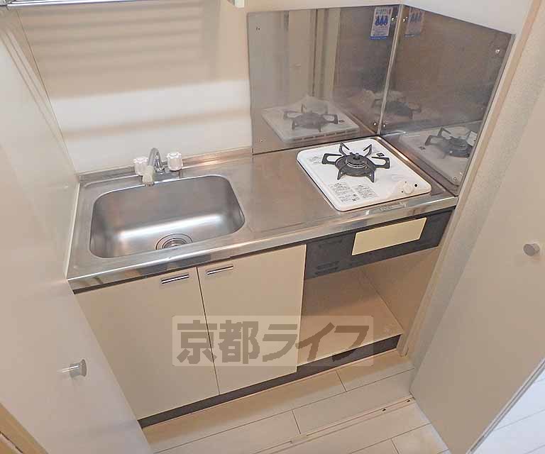 キッチン　扉付きのキッチンです。