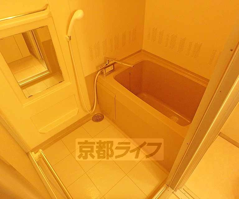 バス・シャワールーム　セパレートタイプのバスルームです。