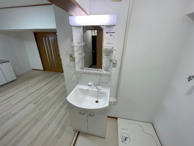 洗面設備　シャワー付洗面化粧台