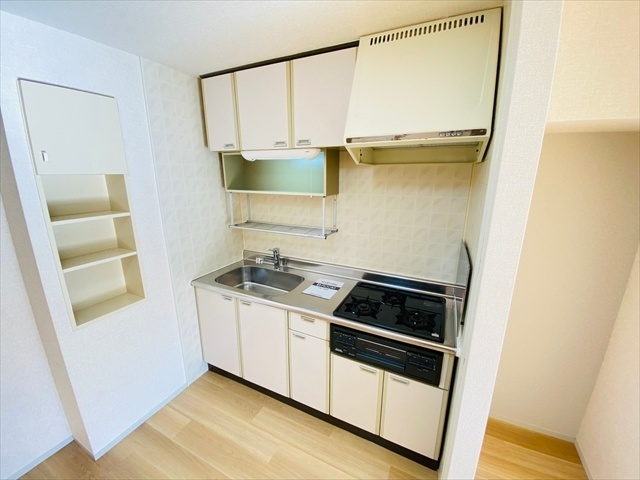 キッチン　同一建物内２０３号室内装写真転載。