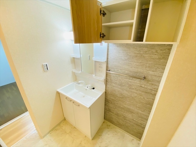 洗面設備　同一建物内２０３号室内装写真転載。