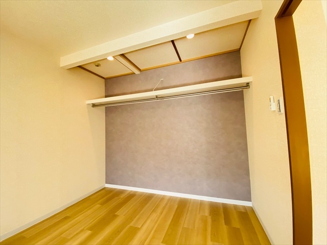 収納　同一建物内２０３号室内装写真転載。