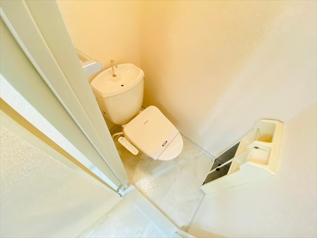 トイレ　同一建物内２０３号室内装写真転載。