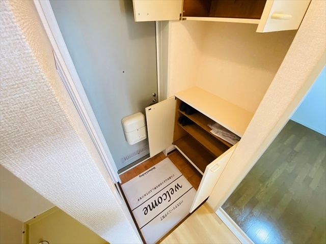 玄関　同一建物内２０３号室内装写真転載。