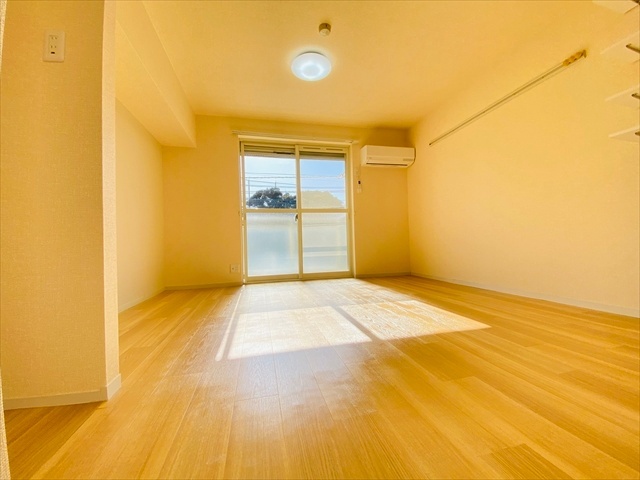 居室・リビング　同一建物内２０３号室内装写真転載。