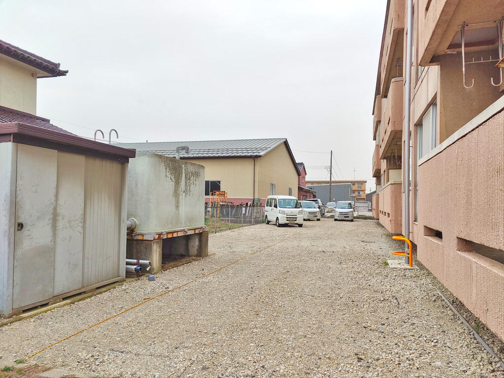駐車場　建物裏側　駐車場