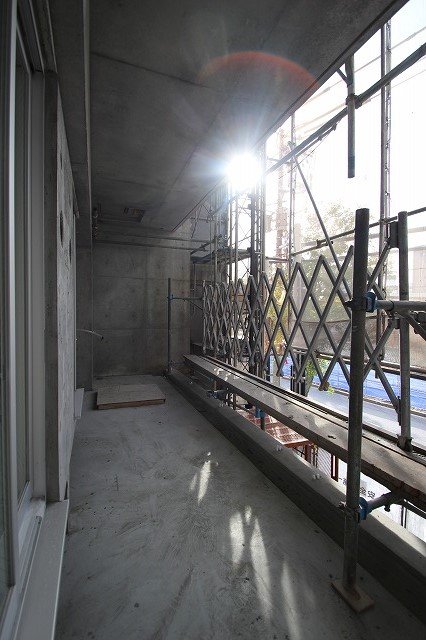 バルコニー　同物件、別号室のものです。