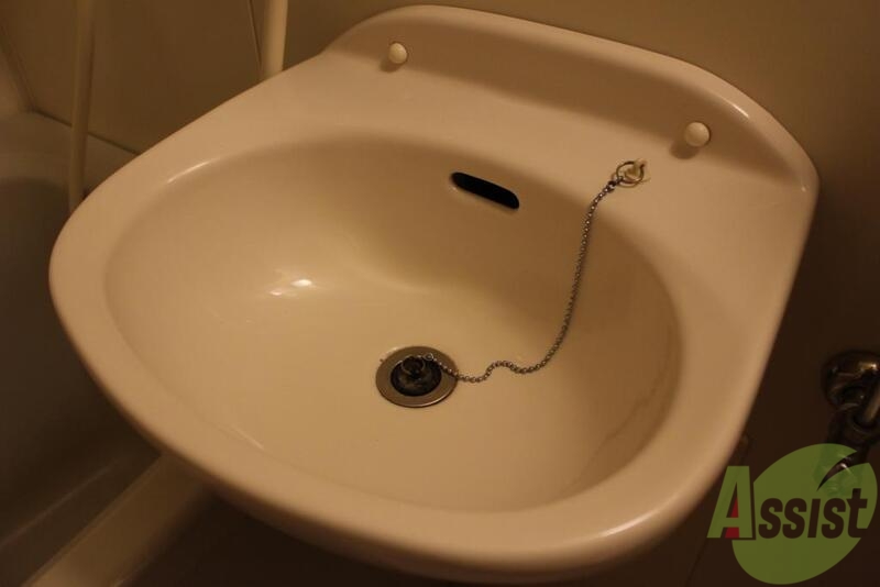 洗面設備　お風呂と一体化の洗面台、シャワーと歯磨き一緒にできます。