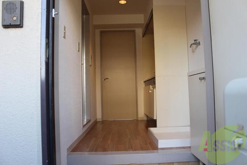 玄関　玄関を開けたらすぐにお部屋ではないので急な来客でも安心です