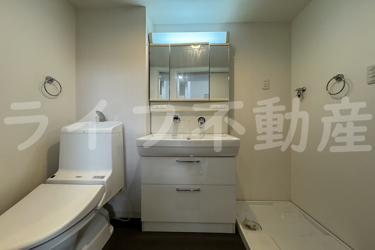 洗面設備　独立洗面化粧台が付いています