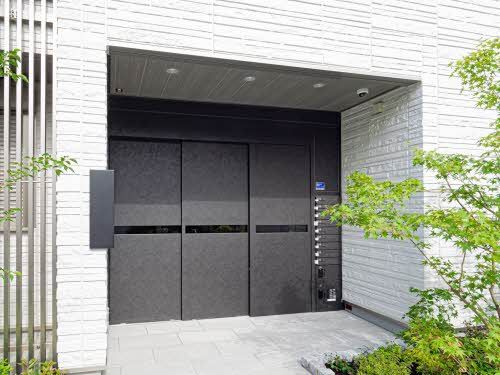 エントランス　オートロック、防犯カメラ付きの高セキュリティ物件です