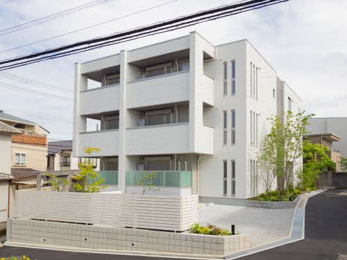 建物外観　積水ハウス施工・重量鉄骨造３階建て