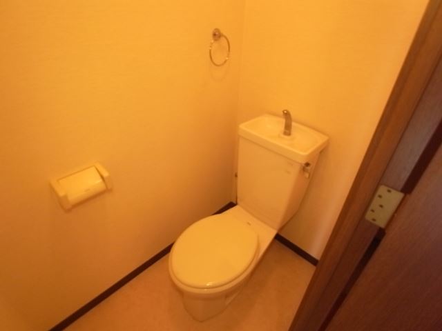 トイレ　タオル掛け、コンセントあります