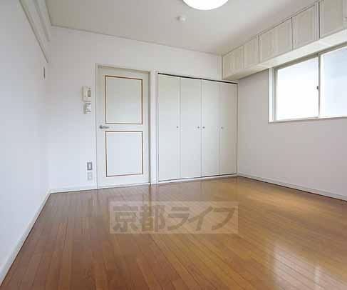 居室・リビング　広々したお部屋です。収納も多いです。