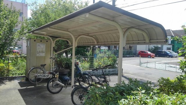 その他　屋根付き駐輪場
