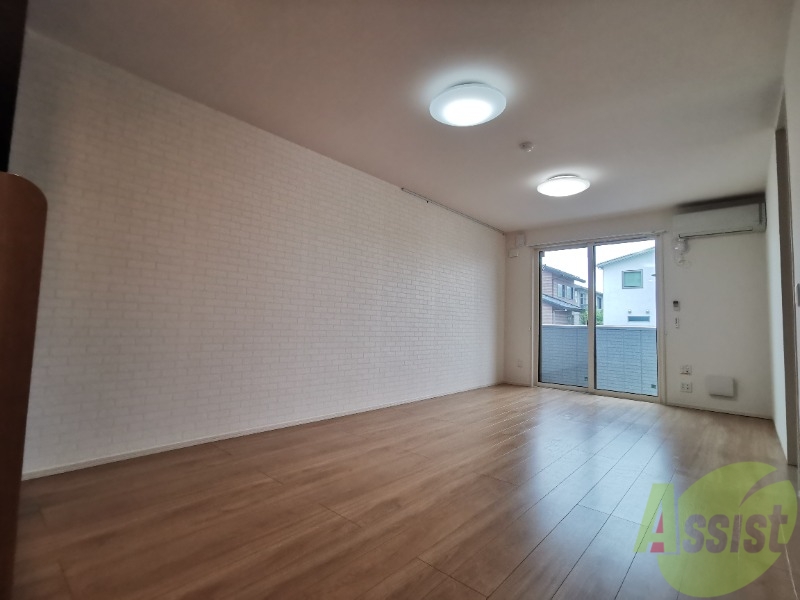 居室・リビング　南向きの大きめの窓から日差しがたっぷり入る明るいお部屋です。