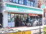 コンビニ　ファミリーマート東伏見駅前店（コンビニ）まで26m