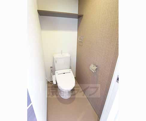 トイレ　オシャレなトイレ。棚もありますよ。