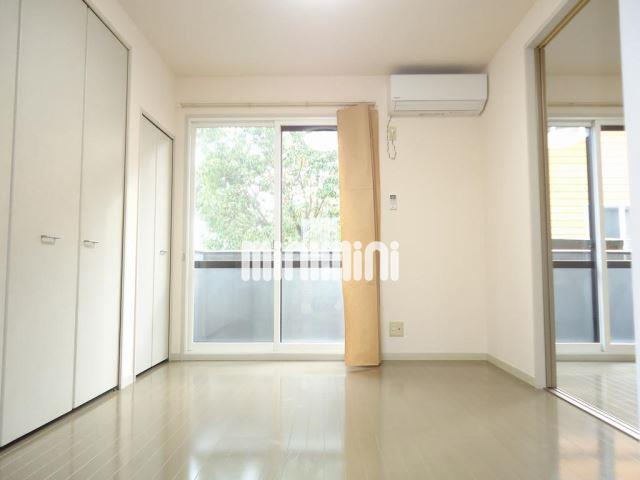 居室・リビング　南側の洋室にエアコン・照明付きです