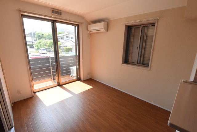 居室・リビング　エアコン付きで快適に過ごせます♪