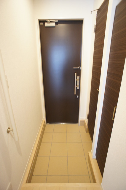 玄関　玄関には広々とした下駄箱が設置されています♪