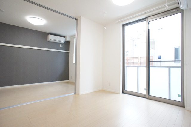 居室・リビング　採光と通風に優れた、開放感溢れるリビングダイニング♪