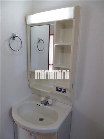 洗面設備　収納付の洗面化粧台です。