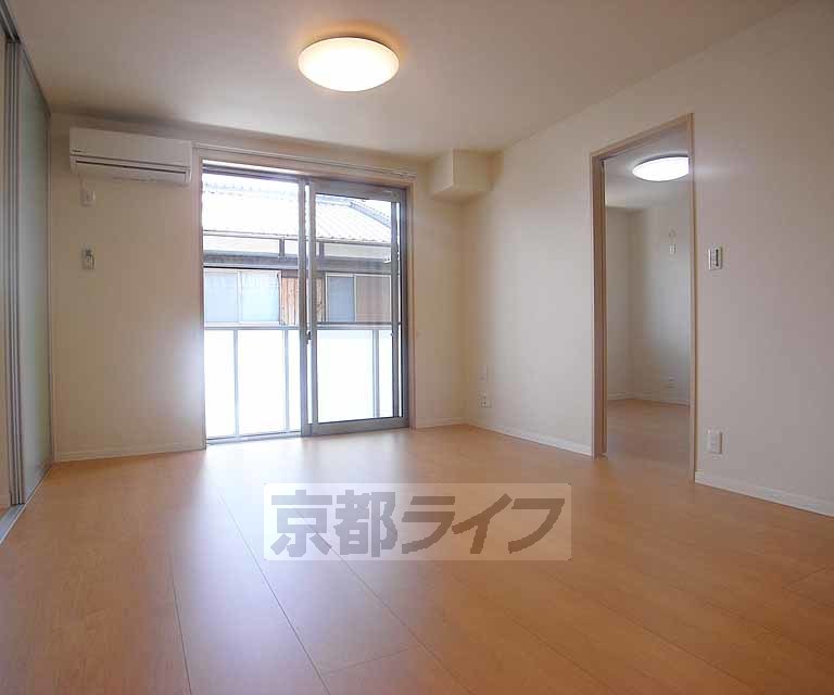 居室・リビング　日が良く入るリビングです。