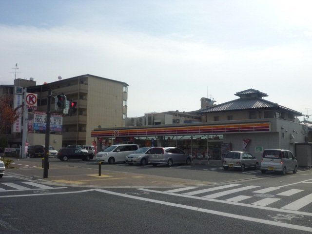 コンビニ　サークルK八尾春日町店（コンビニ）まで330m
