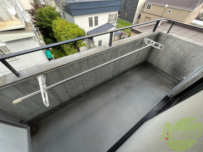 バルコニー　バルコニー。洗濯物がはかどりそうな広さがありますよ。