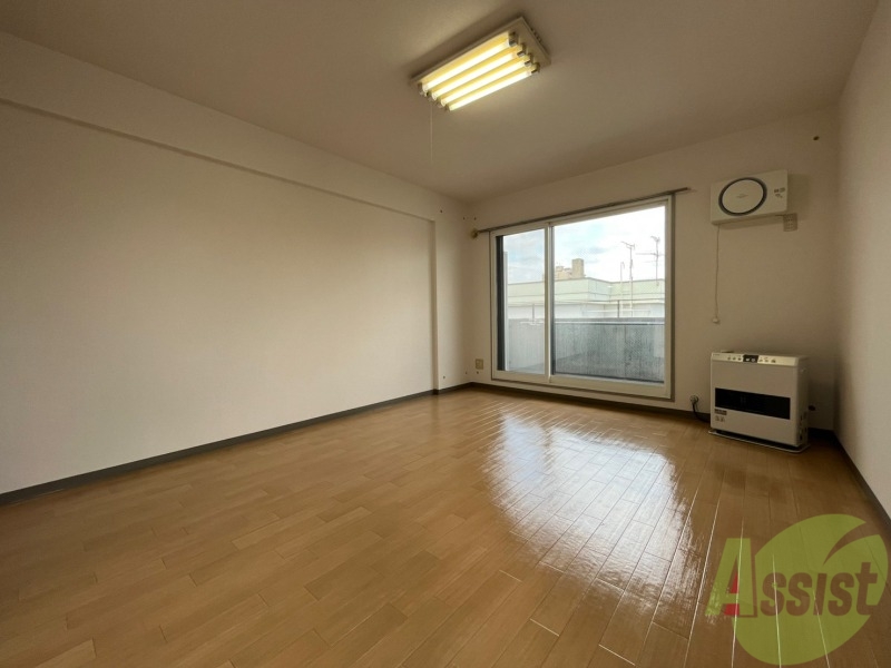 居室・リビング　木目のフローリングは落ち着きのある印象のお部屋になりますね。