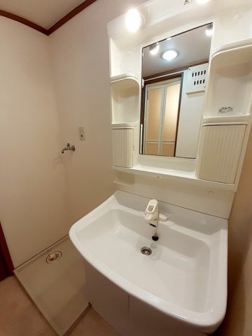 洗面設備　明るい洗面所です