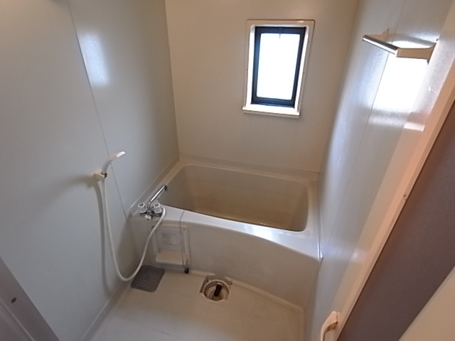 バス・シャワールーム　お風呂に窓がついていると換気が良いです。