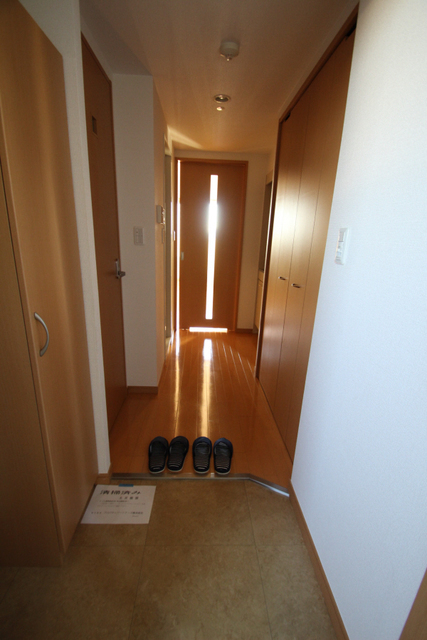 玄関　※他のお部屋の参考写真です