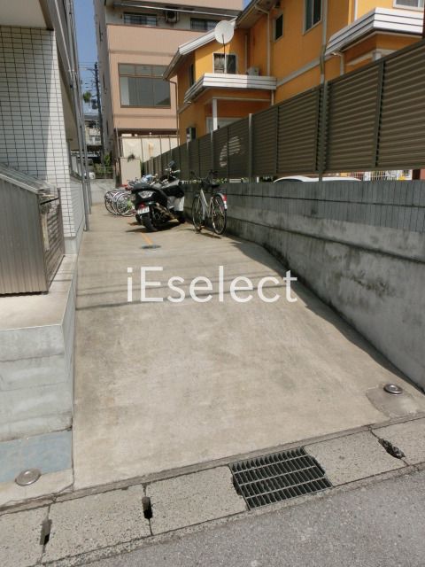 駐車場　自転車は整理整頓でお願いします